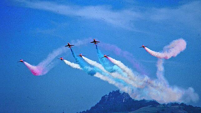 1986 malen die Flieger der englischen Kunstflugstaffel Red Arrows mit farbigen Kondensstreifen Bilder über den Hegauer Himmel.
