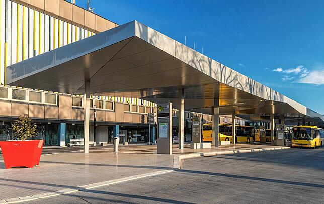 Neuer Busbahnhof in Singen: Die Verkleidung stammt vom Singener Aluminium-Spezialisten 3A Composites.