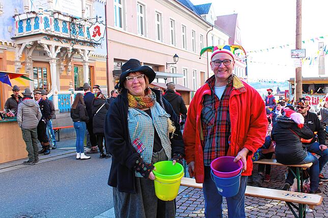 Daniela und Christoph Ainser verkauften Lose. Zu gewinnen gab es Spielzeug, Äpfel, einen großen Schinken und einiges mehr.