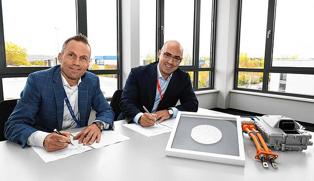 Startschuss zur heutigen Chipfabrik-Partnerschaft: Im November 2019 unterzeichnen Jörg Grotendorst (links), damaliger Leiter der ...