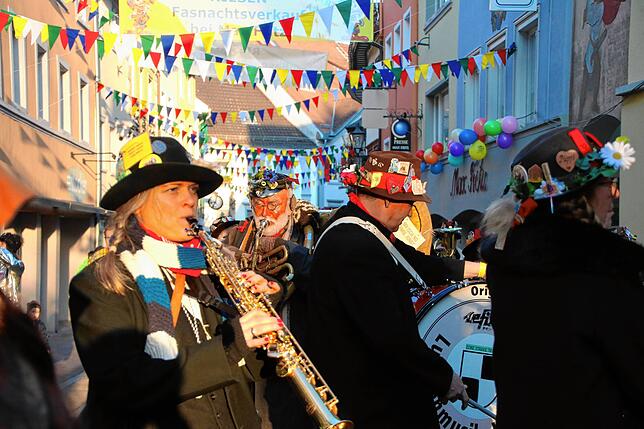 Bild 4: Fasnachts-Auswerfen und Narrenbaumstellen: Bilder des Hochrhein Narrentreffens in Tiengen (Teil 3)
