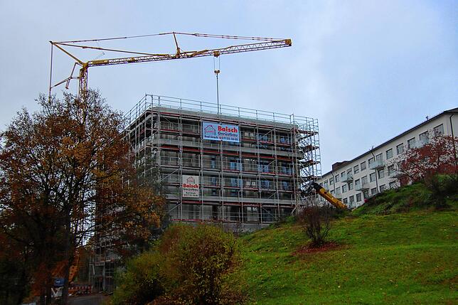 In die Höhe wächst derzeit der Neubau neben dem Krankenhaus. Das Gebäude soll Anfang 2025 fertig sein. Dort stehen dann 60 Betten zur ...