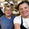 Hubert Neidhart (links) vom Grünen Baum in Moos mit Hincooker Andreas Schuler beim Küchenfest 2023 in Moos.