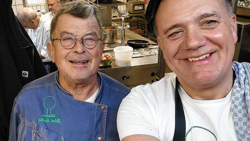 Hubert Neidhart (links) vom Grünen Baum in Moos mit Hincooker Andreas Schuler beim Küchenfest 2023 in Moos.