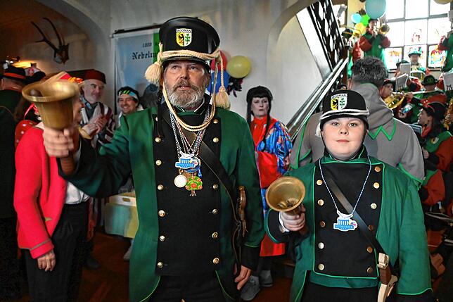 Bild 1: Das Nebelmännle ist da! Bilder vom närrischen Treiben in Schloss Bodman