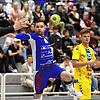 Fabian Maier (blaues Trikot) von TuS Steißlingen trifft mit seiner Mannschaft auf die HSG Konstanz II um Torhüter Luis Kögel (links).