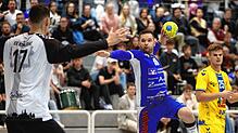 Fabian Maier (blaues Trikot) von TuS Steißlingen trifft mit seiner Mannschaft auf die HSG Konstanz II um Torhüter Luis Kögel (links).