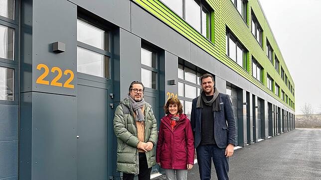 Sie freuen sich über die Fertigstellung des Green Places Standorts in Stockach (von links): Sven Koch, zuständig für Marketing und ...