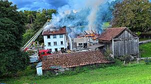Der brennende Ökonomieteil und das Wohnhaus in Gächlingen.