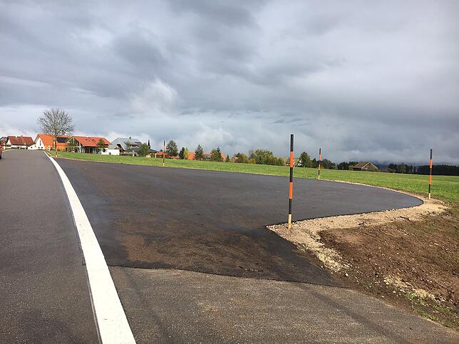 So gut wie fertig: Die Buswendeplatte in Mistelbrunn ist bereits asphaltiert. Der Fahrplanwechsel kann kommen.
