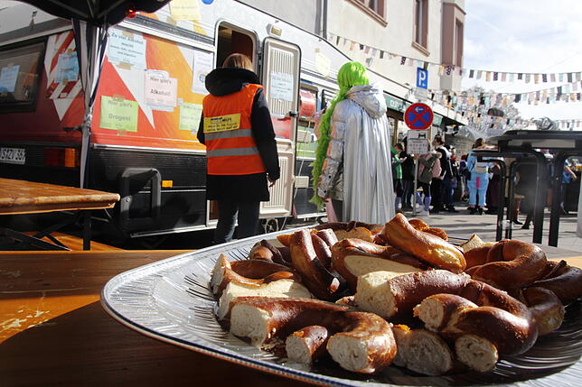 Bild 1: 2,13 Promille um 12 Uhr? Fachstelle Sucht und mobile Jugendarbeit stehen über die Fastnacht in der Villinger Färberstraße parat