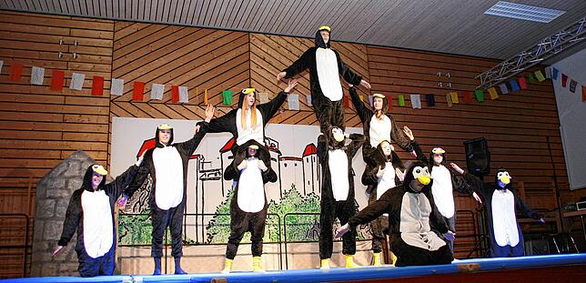 Die Leistungsriege des Turnvereins zeigte eine Plitsch-Platsch Pinguine Show mit viel Akrobatik und zum Schluß eine sehenswerte ...