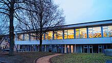 Die in die Jahre gekommene Grundschule soll durch einen angrenzenden Neubau in Holzbauweise ersetzt werden. Das Projekt kostet rund 5,5 ...