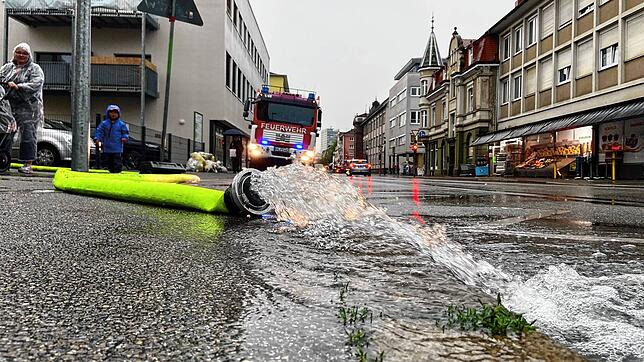 Starke Regenfälle haben in Singen für Überflutungen gesorgt. Die Feuerwehr gibt aber mittlerweile Entwarnung. Dennoch laufen die ...