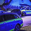 Polizeifahrzeuge sind in der Villinger Hammerhalde im Einsatz. In einem Haus (nicht abgebildet) werden drei Leichen gefunden.