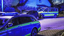 Polizeifahrzeuge sind in der Villinger Hammerhalde im Einsatz. In einem Haus (nicht abgebildet) werden drei Leichen gefunden.