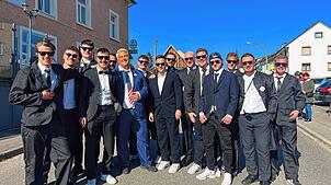 Eine Zuschauergruppe hatte den Blick in die USA geworfen. Die Männer sind als Donald Trump und dessen Gefolge zum Umzug nach Karsau ...