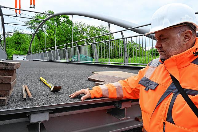 Bild 27: Brückenbau mit Nervenkitzel: Der Einbau der Neuwiesenbrücke für die Pendlerradroute P2