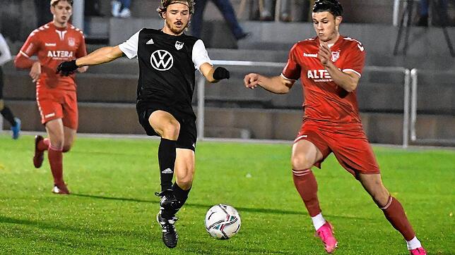 Torschütze: Tammo Heinzler, hier im Laufduell mit Kevin Meier (rechts), feierte vor zwei Wochen seinen Einstand beim FC Tiengen 08 und ...