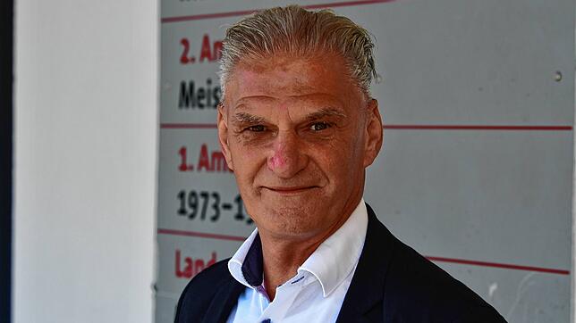 Alternativlose Entscheidung: Vorsitzender Johann Scheible vom SV 08 Laufenburg hat mit dem Vorstand nach dem Pokalspiel gegen den FSV ...