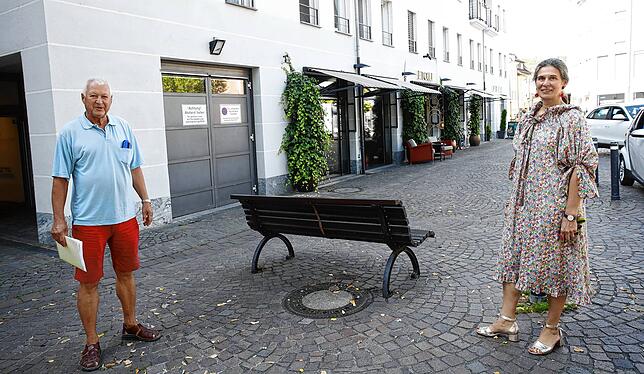 Diese Zufahrt zur Seniorenresidenz muss für Rettungsfahrzeuge freigehalten werden, stellen Harald Mende und Residenzleiterin Barbara ...