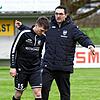 Denkingens Trainer Jürgen Reichle (rechts) gibt Jonathan Scheike Anweisungen vor dem Spiel bei der SpVgg F.A.L. Am Sonntag ist ...