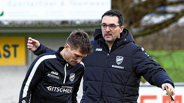 Denkingens Trainer Jürgen Reichle (rechts) gibt Jonathan Scheike Anweisungen vor dem Spiel bei der SpVgg F.A.L. Am Sonntag ist ...