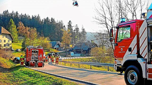 Ein 70-jähriger Mann verletzt sich bei einem Unfall auf der L 109 von Elzach Richtung Schonach schwer, als er in einer Linkskurve von ...