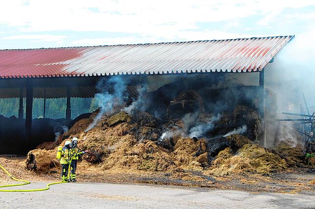 Bild 11: Scheune brennt: Bilder vom Großeinsatz der Feuerwehr in Bernau-Goldbach