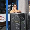Geschäftsführerin Sarah Wolfer freut sich: Das Eiscafé Dolce Vita am Talschulplatz in Wehr öffnet wieder seine Türen ab Samstag, 29. ...