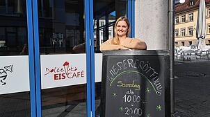 Geschäftsführerin Sarah Wolfer freut sich: Das Eiscafé Dolce Vita am Talschulplatz in Wehr öffnet wieder seine Türen ab Samstag, 29. ...