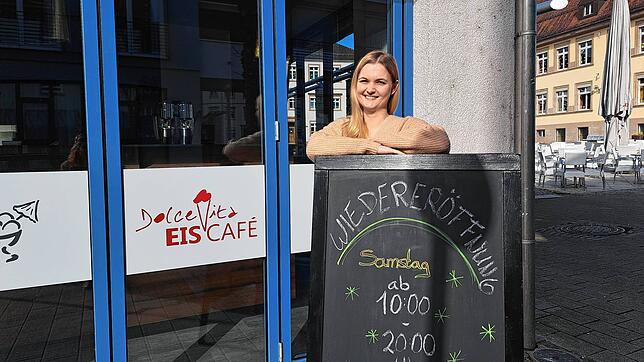 Geschäftsführerin Sarah Wolfer freut sich: Das Eiscafé Dolce Vita am Talschulplatz in Wehr öffnet wieder seine Türen ab Samstag, 29. ...