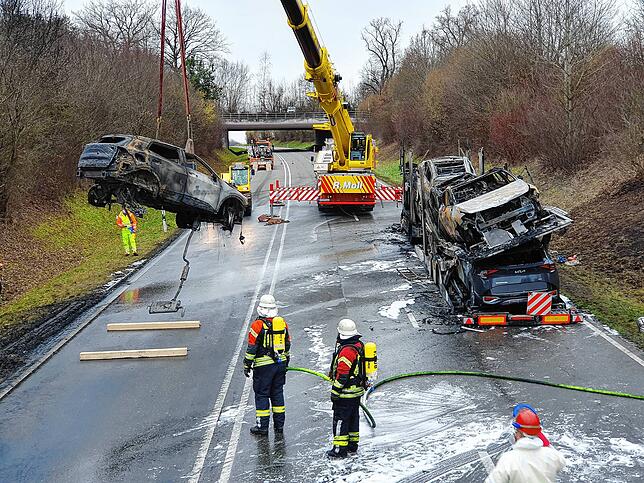 Bild 21: Bilder von Einsatz und Bergung auf der B 31: E-Autos brennen