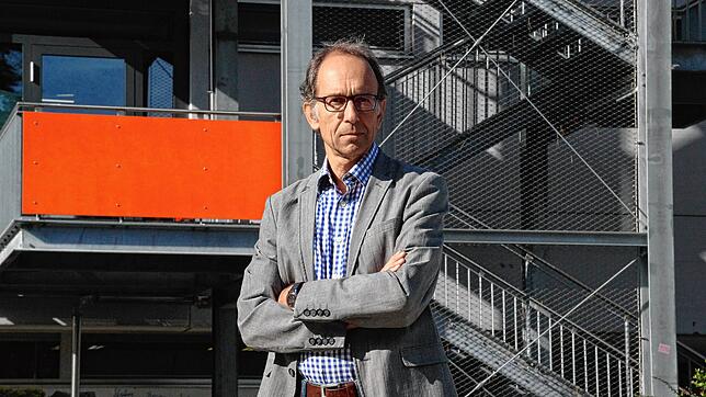 Hans Weber, Schulleiter am Gymnasium Überlingen. Er steht vor einer Brandschutztreppe des maroden Gebäudes.