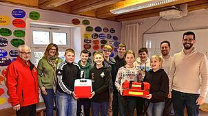 An der Freien Schule in Brigach sind künftig Schulsanitäter im Einsatz. Von links Willi Hils (DRK), Kim Hilpert vom Verein Freie Schule, ...