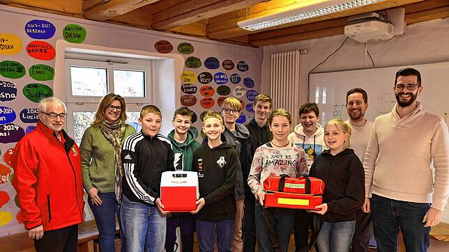 An der Freien Schule in Brigach sind künftig Schulsanitäter im Einsatz. Von links Willi Hils (DRK), Kim Hilpert vom Verein Freie Schule, ...