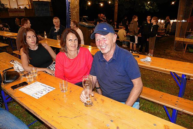 Bild 2: Hunderte Gäste strömen zum Auftakt an das 68. Waldfest in der Geschichte des Musikvereins Aufen.