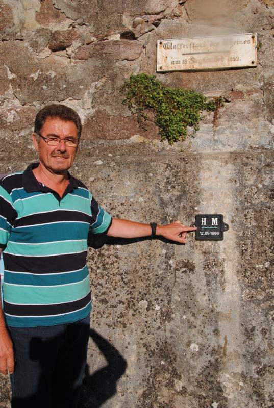 Hochwassermarke: Jürgen Huber, Abteilungsleiter Tiefbau, weist auf das Schild an der Wand des Rheinuferweges hin, das an das Hochwasser ...