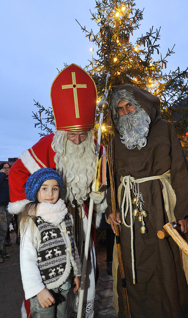 Das Highlight für die Kinder, so wie auf unserem Bild für Esther, war der Besuch des Nikolauses, der für die Kids natürlich auch ...