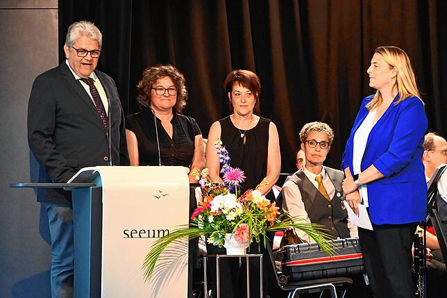 Das Rathaus-Team dankt Matthias Weckbach (von links, vordere Reihe): Stefan Burger, Bettina Keller, Sandra Domogalla und Bianca Mack.