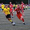 Der Hinterzartener Jona Schuler (rotes Trikot) versucht im Zweikampf Matthias Knöpfle vom SV Hölzlebruck abzuschütteln. Bild: Kaltenbach