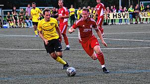 Der Hinterzartener Jona Schuler (rotes Trikot) versucht im Zweikampf Matthias Knöpfle vom SV Hölzlebruck abzuschütteln. Bild: Kaltenbach