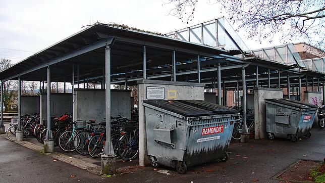 Kein schöner Anblick: Der aktuelle Fahrradunterstand auf der Westseite des Radolfzeller Bahnhofs. Er soll durch ein zweistöckiges ...