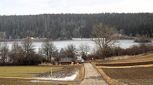 Der Kirnbergsee im Winter. Der idyllisch in die Landschaft eingebettete See ist für die Stadt Bräunlingen ein guter Frequenzbringer für ...