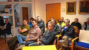 Wieder verfolgen viele Bürger die Diskussion im Gemeinderat zu Pro und Contra Bürgerentscheid für die Sanierung des Schwimmi. Knapp ...
