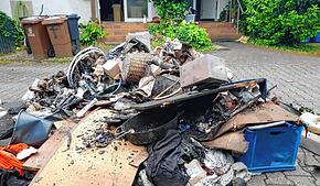 In dem, was hier als Schutt vor dem Haus liegt, steckten Glutnester. Die Feuerwehr verfrachtete das Material in der Brandnacht aus dem ...