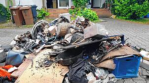 In dem, was hier als Schutt vor dem Haus liegt, steckten Glutnester. Die Feuerwehr verfrachtete das Material in der Brandnacht aus dem ...