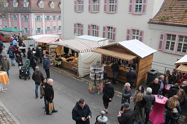 Der Weihnachtsmarkt in und um die alte Hofbibliothek heißt seit diesem Jahr Schwarzwaldzauber.