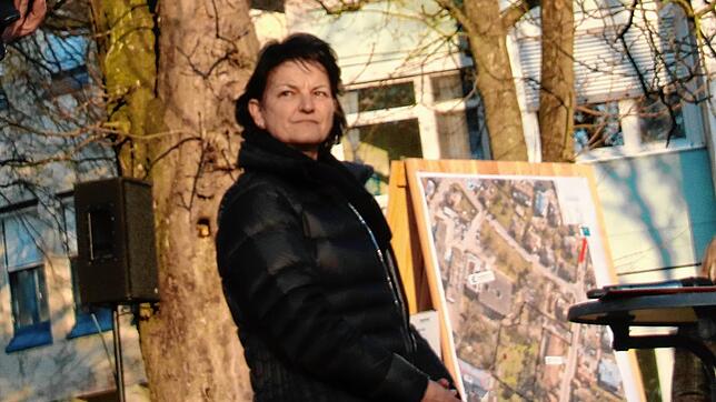 Radolfzells Sozialbürgermeisterin Monika Laule vor dem Krankenhaus.