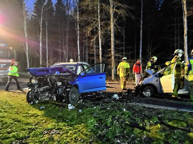 Bild 2: Junge Autofahrerin wird schwer verletzt